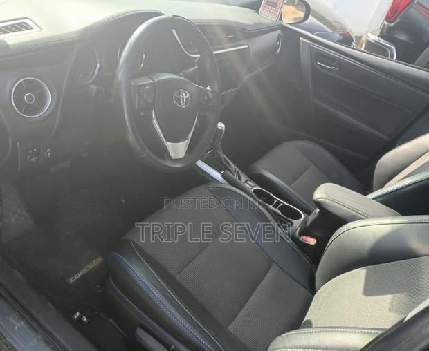 Toyota Corolla SE (1.8L 4cyl 6M) 2018 Silver