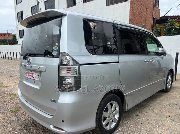Toyota Voxy X 2WD 8-Seater 2010 Silver