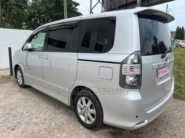 Toyota Voxy X 2WD 8-Seater 2010 Silver