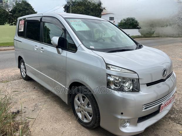 Toyota Voxy X 2WD 8-Seater 2010 Silver