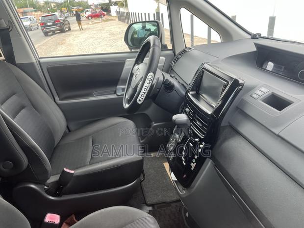 Toyota Voxy X 2WD 8-Seater 2010 Silver