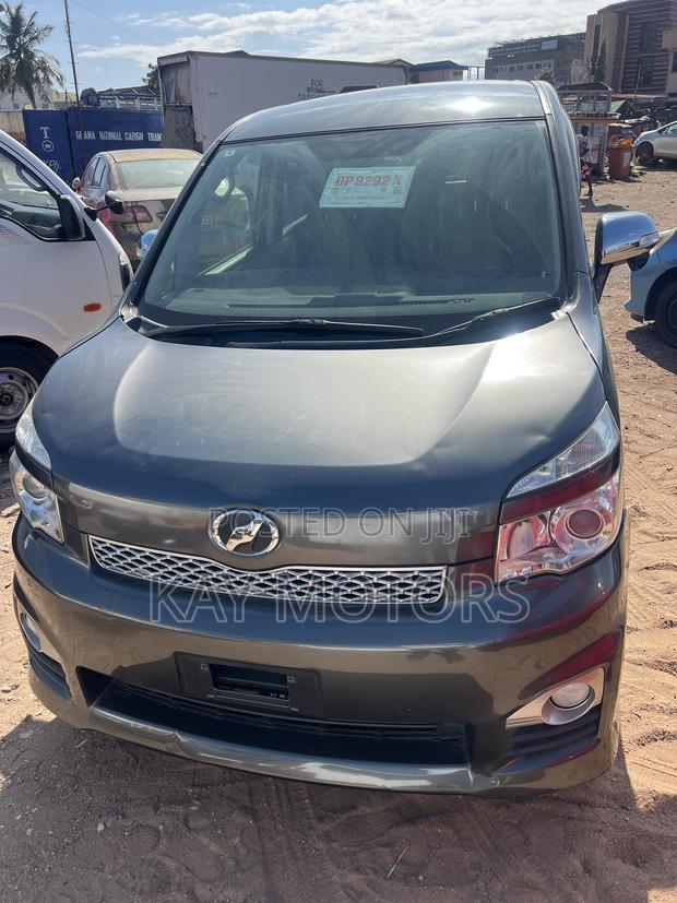 Toyota Voxy V 2WD 8-Seater 2013