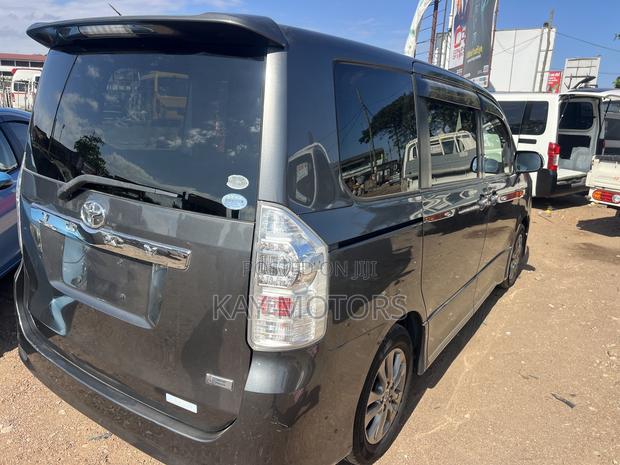 Toyota Voxy V 2WD 8-Seater 2013