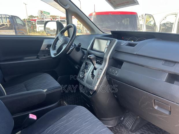 Toyota Voxy V 2WD 8-Seater 2013