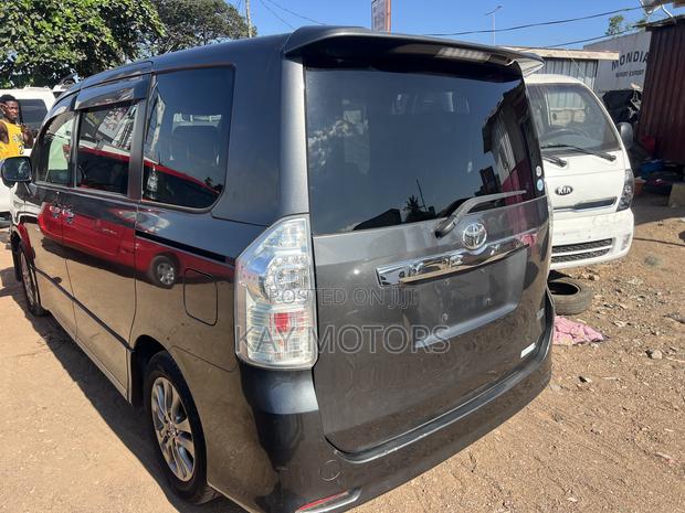 Toyota Voxy V 2WD 8-Seater 2013