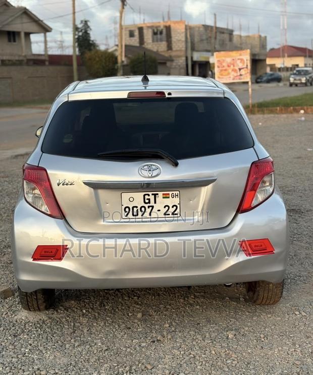 Toyota Vitz 1.3 AWD 5dr 2012 Silver