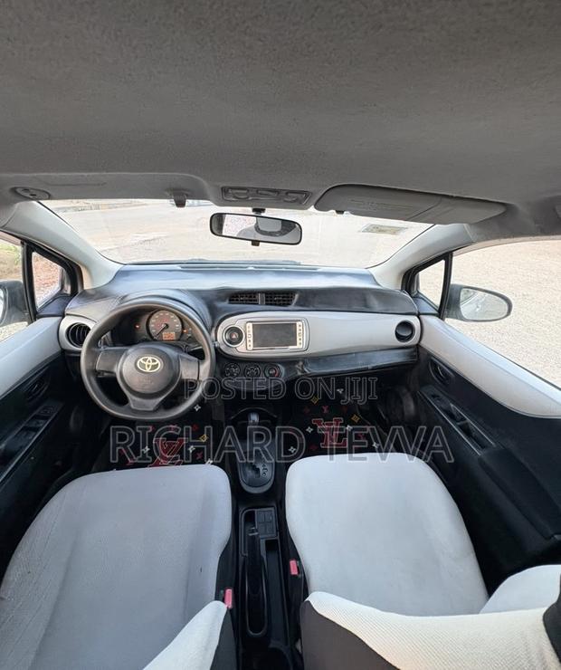Toyota Vitz 1.3 AWD 5dr 2012 Silver
