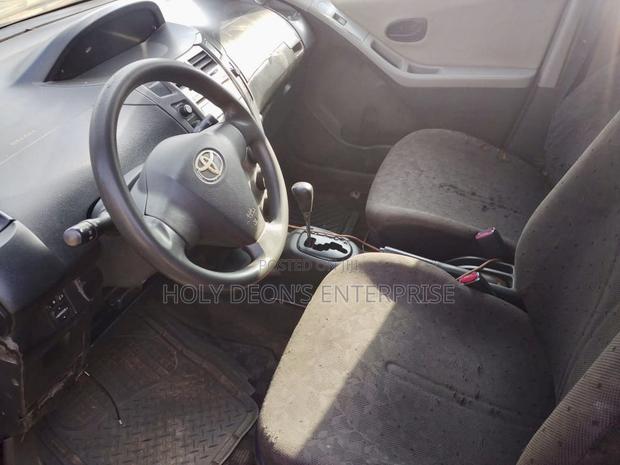 Toyota Vitz 1.3 FWD 5dr 2010 White