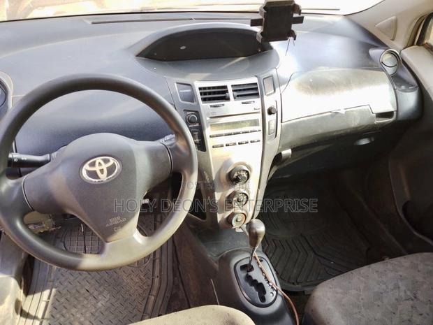 Toyota Vitz 1.3 FWD 5dr 2010 White