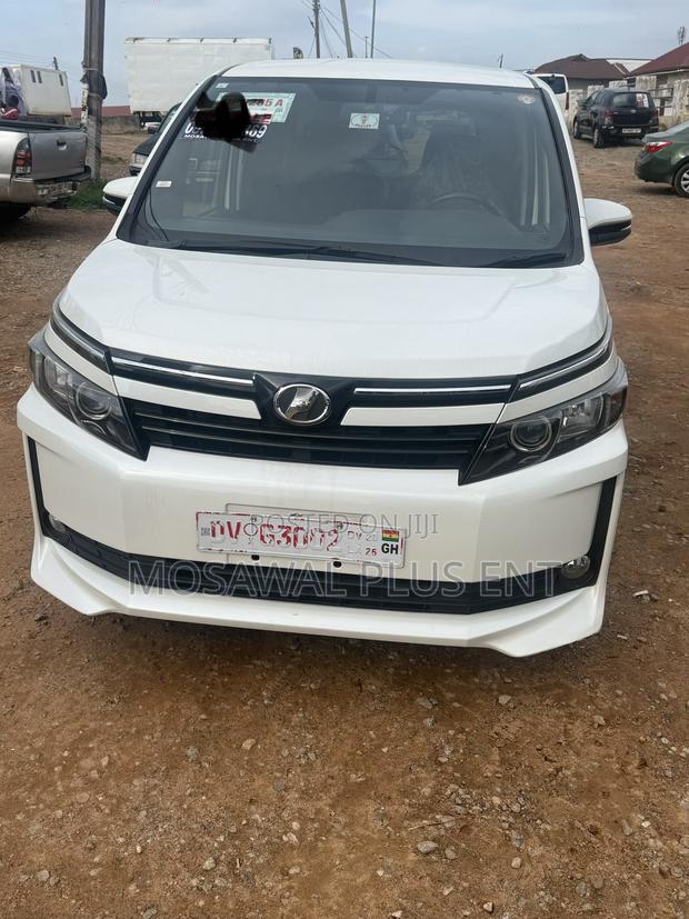 Toyota Voxy X 4WD 7-Seater 2015 White