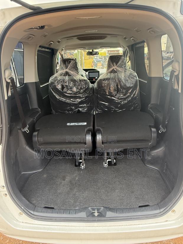 Toyota Voxy X 4WD 7-Seater 2015 White