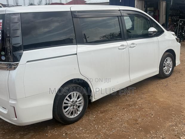 Toyota Voxy X 4WD 7-Seater 2015 White