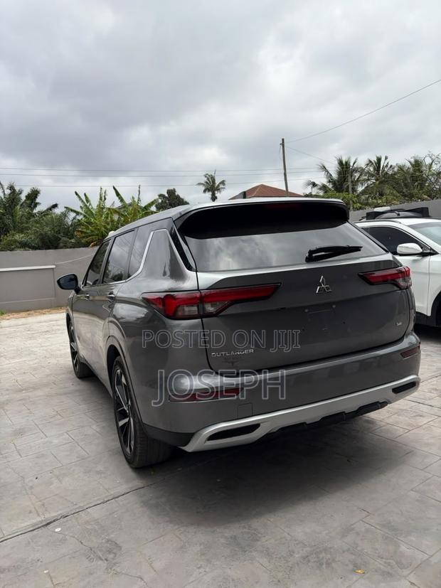 Mitsubishi Outlander SE Launch Edition 2022 Beige