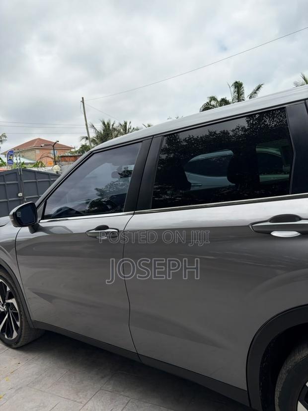 Mitsubishi Outlander SE Launch Edition 2022 Beige