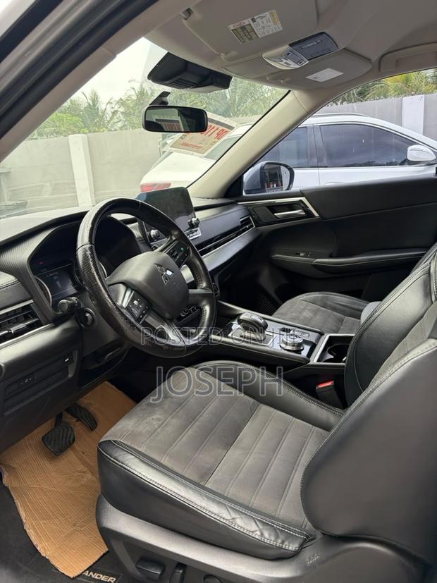 Mitsubishi Outlander SE Launch Edition 2022 Beige