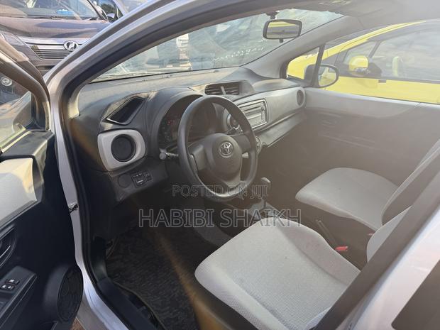 Toyota Vitz 1.3 FWD 5dr 2011 Silver