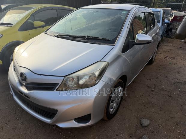 Toyota Vitz 1.3 FWD 5dr 2011 Silver