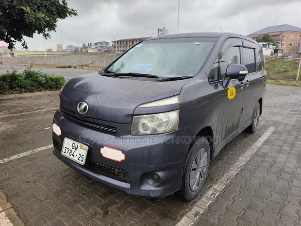 Toyota Voxy 2013 Gray