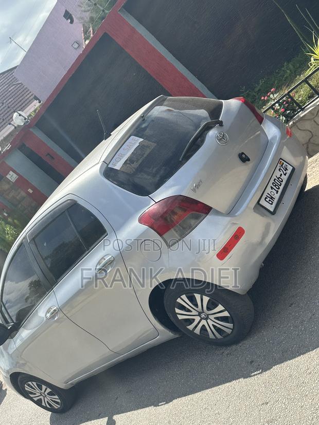 Toyota Vitz 2010 Silver