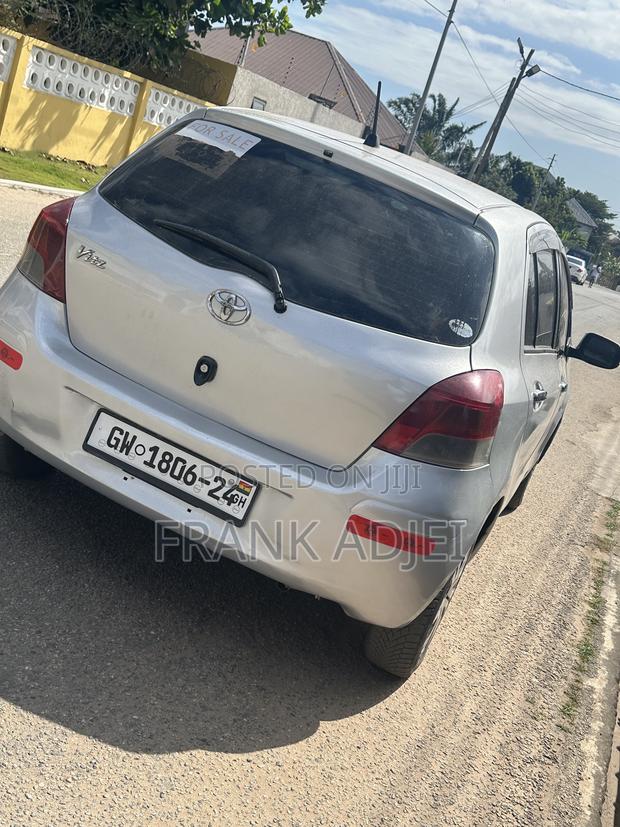 Toyota Vitz 2010 Silver