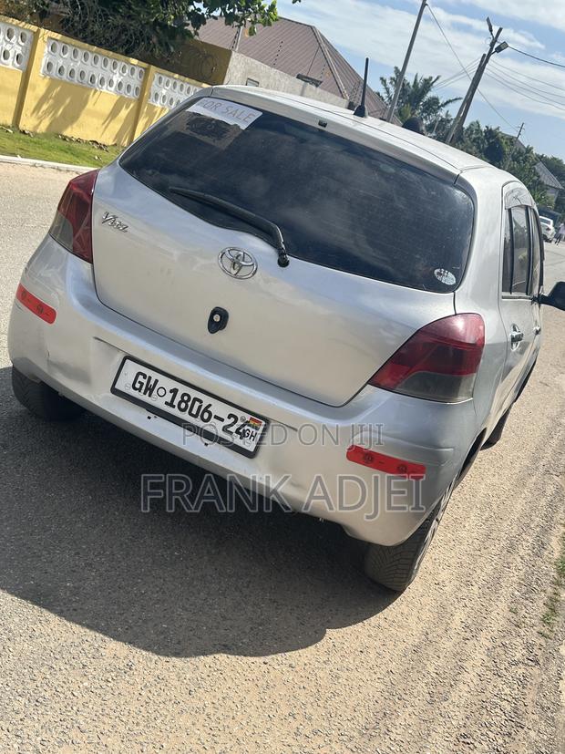 Toyota Vitz 2010 Silver