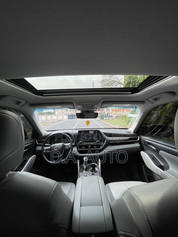 Toyota Highlander XLE 2022 Gray