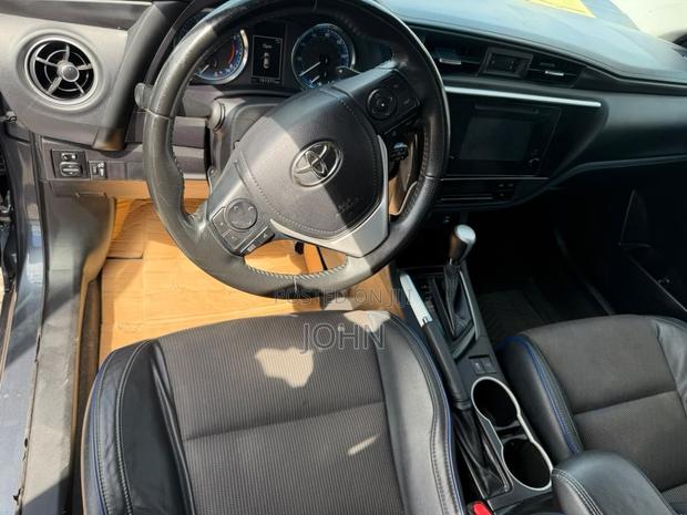 Toyota Corolla SE (1.8L 4cyl 6M) 2019 Gray