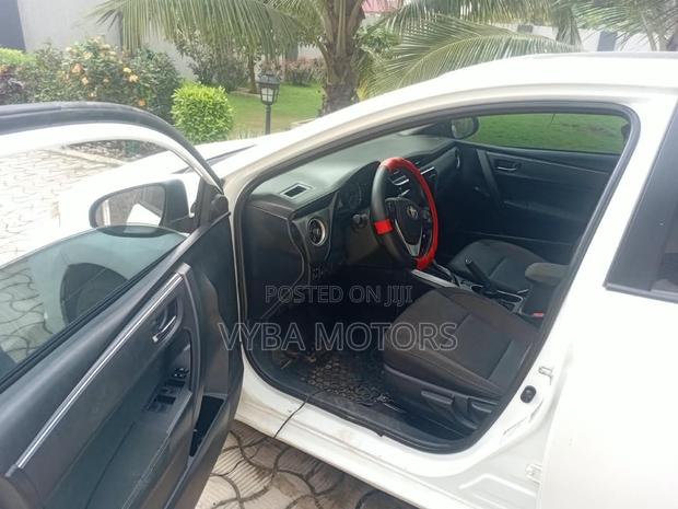 Toyota Corolla LE 4dr Sedan (1.8L 4cyl CVT) 2017 White