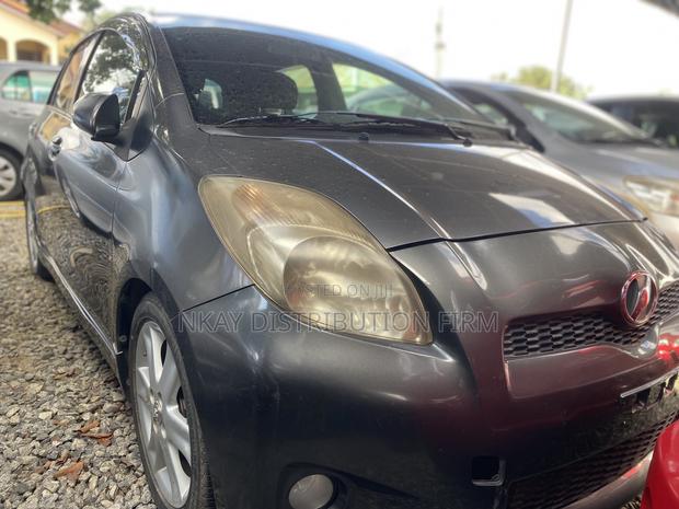 Toyota Vitz 1.3 FWD 5dr 2011 Gray