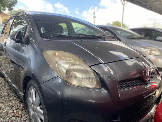 Toyota Vitz 1.3 FWD 5dr 2011 Gray