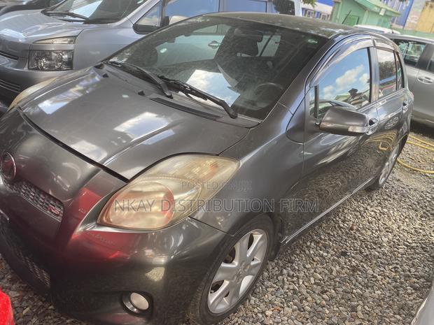 Toyota Vitz 1.3 FWD 5dr 2011 Gray