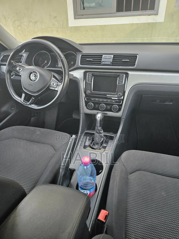 Volkswagen Passat 2018 Blue