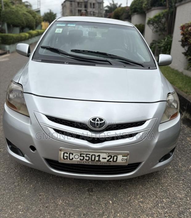 Toyota Yaris Base Sedan 4dr 2010 Silver