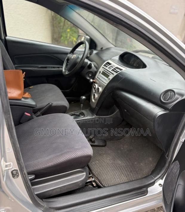 Toyota Yaris Base Sedan 4dr 2010 Silver