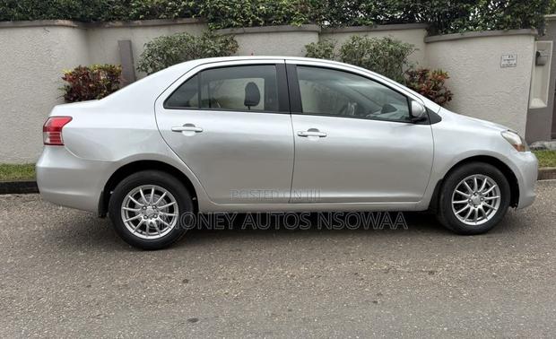 Toyota Yaris Base Sedan 4dr 2010 Silver