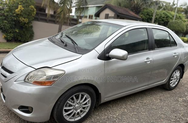 Toyota Yaris Base Sedan 4dr 2010 Silver