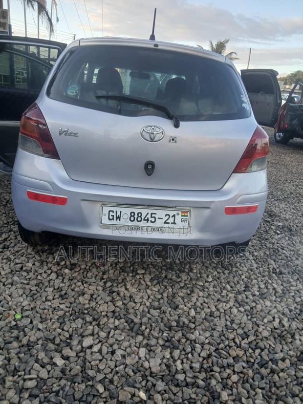 Toyota Vitz 2010 Silver