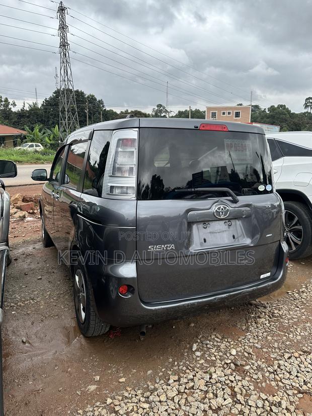 Toyota Sienta 1.5 AWD 2013 Gray