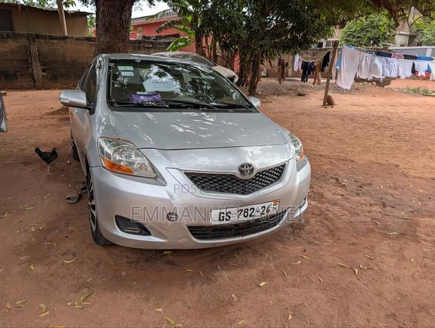 Toyota Belta 2010 Silver