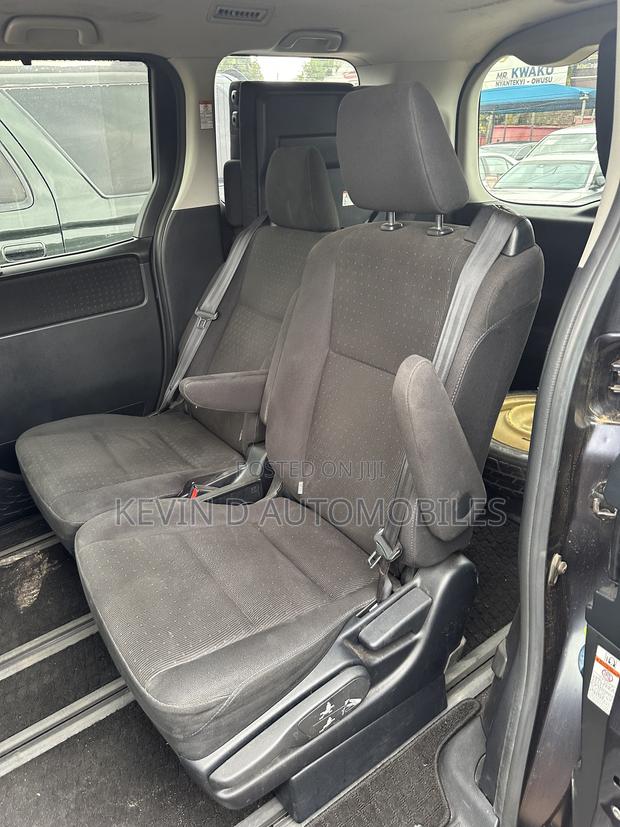 Toyota Voxy Hybrid X 2WD 7-Seater 2015 Blue
