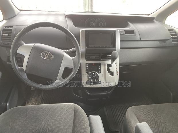 Toyota Voxy V 2WD 7-Seater 2015 Black