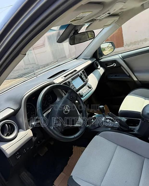 Toyota RAV4 XLE 4dr SUV (2.5L 4cyl 6A) 2018 Gray