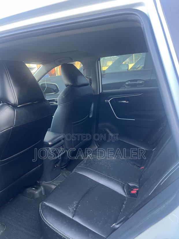 Toyota RAV4 LE FWD 2020 White