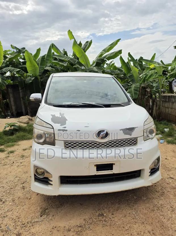 Toyota Voxy 2013 White