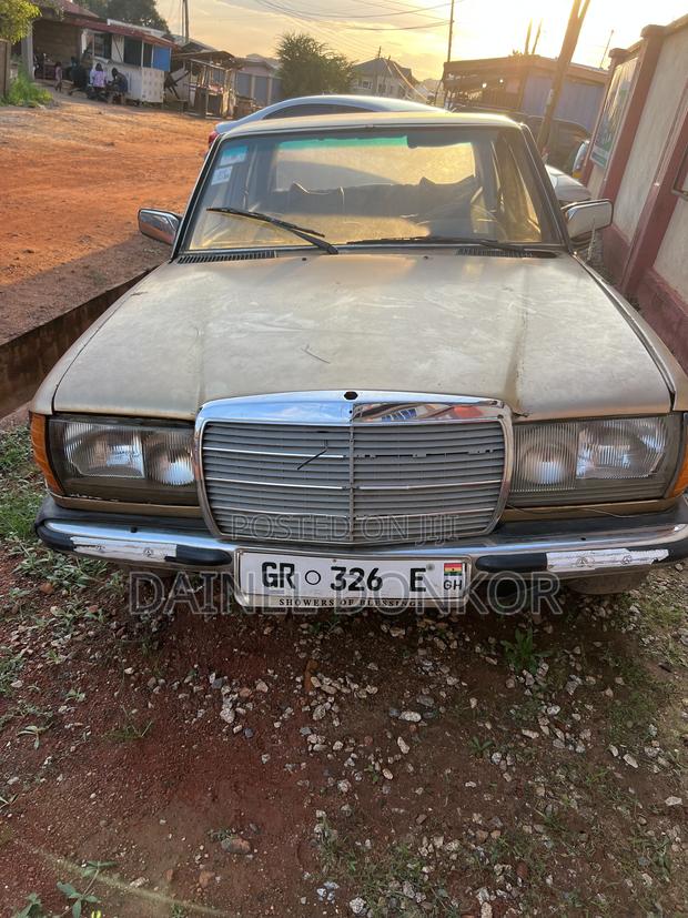 Mercedes-Benz 300D 1985 Gold