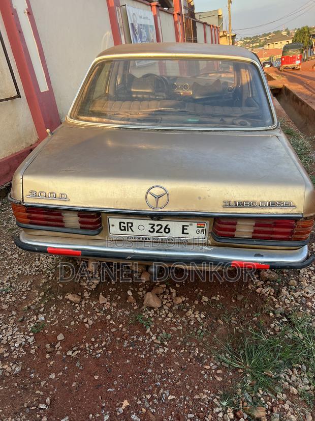 Mercedes-Benz 300D 1985 Gold