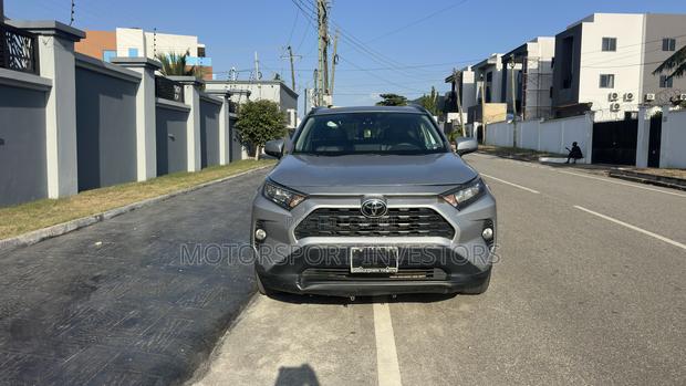 Toyota RAV4 XLE 2021 Silver