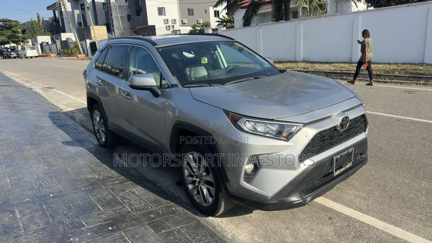 Toyota RAV4 XLE 2021 Silver