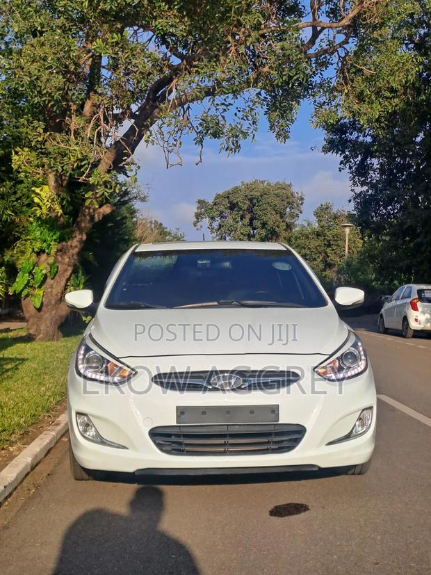 Hyundai Accent SE 4dr Hatchback (1.6L 4cyl 6A) 2014 White