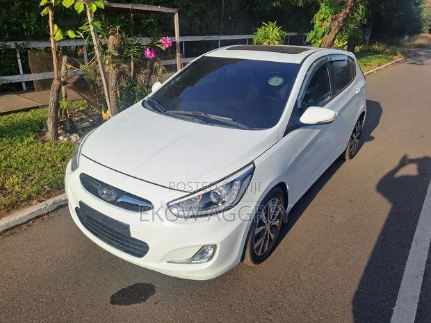 Hyundai Accent SE 4dr Hatchback (1.6L 4cyl 6A) 2014 White